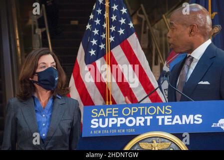 New York, New York, USA. 6th Januar 2022. Der Gouverneur von New York, Hochul, und der neu gewählte Bürgermeister von NYC, Adams, halten ihre erste öffentliche Pressekonferenz in der Fulton Street 141 ab, um über Obdachlosigkeit und neue soziale Arbeitsimplementierungen zu sprechen, um sie zu verhindern, sowie über Polizeieinsätze in den U-Bahnen in NYC und den 5 Bezirken. Sie stellten auch die erste weibliche polizeikommissarin der NYPD, Keechant Sewell, vor. (Bild: © Bianca Otero/ZUMA Press Wire) Stockfoto