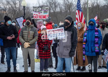 Rochester Hills, Michigan, USA. 6th Januar 2022. Eine Kundgebung und Mahnwache erinnert und protestiert an den gewalttätigen Angriff auf das US-Kapitol ein Jahr zuvor und lehnt Stimmbeschränkungen und Bemühungen ab, freie und faire Wahlen zu sabotieren. Ähnliche Mahnwachen wurden im ganzen Land abgehalten. Kredit: Jim West/Alamy Live Nachrichten Stockfoto