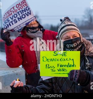 Rochester Hills, Michigan, USA. 6th Januar 2022. Eine Kundgebung und Mahnwache erinnert und protestiert an den gewalttätigen Angriff auf das US-Kapitol ein Jahr zuvor und lehnt Stimmbeschränkungen und Bemühungen ab, freie und faire Wahlen zu sabotieren. Ähnliche Mahnwachen wurden im ganzen Land abgehalten. Kredit: Jim West/Alamy Live Nachrichten Stockfoto