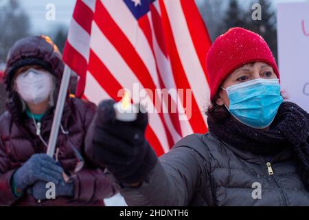 Rochester Hills, Michigan, USA. 6th Januar 2022. Eine Kundgebung und Mahnwache erinnert und protestiert an den gewalttätigen Angriff auf das US-Kapitol ein Jahr zuvor und lehnt Stimmbeschränkungen und Bemühungen ab, freie und faire Wahlen zu sabotieren. Ähnliche Mahnwachen wurden im ganzen Land abgehalten. Kredit: Jim West/Alamy Live Nachrichten Stockfoto