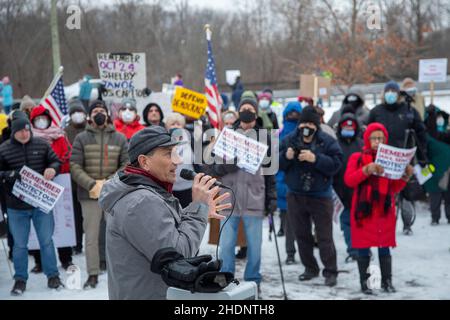 Rochester Hills, Michigan, USA. 6th Januar 2022. Gongressman Any Levin (D-mich) spricht bei einer Kundgebung und Mahnwache gegen den gewalttätigen Angriff auf das US-Kapitol ein Jahr zuvor und lehnt Wahlbeschränkungen und Bemühungen ab, freie und faire Wahlen zu sabotieren. Ähnliche Mahnwachen wurden im ganzen Land abgehalten. Kredit: Jim West/Alamy Live Nachrichten Stockfoto