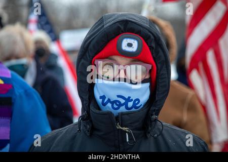 Rochester Hills, Michigan, USA. 6th Januar 2022. Eine Kundgebung und Mahnwache erinnert und protestiert an den gewalttätigen Angriff auf das US-Kapitol ein Jahr zuvor und lehnt Stimmbeschränkungen und Bemühungen ab, freie und faire Wahlen zu sabotieren. Ähnliche Mahnwachen wurden im ganzen Land abgehalten. Kredit: Jim West/Alamy Live Nachrichten Stockfoto