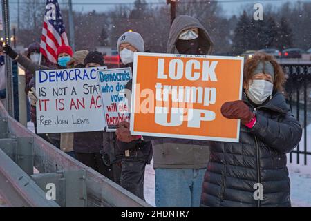 Rochester Hills, Michigan, USA. 6th Januar 2022. Eine Kundgebung und Mahnwache erinnert und protestiert an den gewalttätigen Angriff auf das US-Kapitol ein Jahr zuvor und lehnt Stimmbeschränkungen und Bemühungen ab, freie und faire Wahlen zu sabotieren. Ähnliche Mahnwachen wurden im ganzen Land abgehalten. Kredit: Jim West/Alamy Live Nachrichten Stockfoto