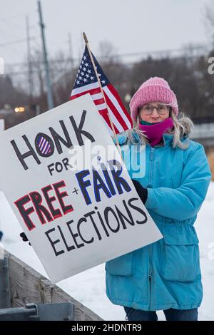 Rochester Hills, Michigan, USA. 6th Januar 2022. Eine Kundgebung und Mahnwache erinnert und protestiert an den gewalttätigen Angriff auf das US-Kapitol ein Jahr zuvor und lehnt Stimmbeschränkungen und Bemühungen ab, freie und faire Wahlen zu sabotieren. Ähnliche Mahnwachen wurden im ganzen Land abgehalten. Kredit: Jim West/Alamy Live Nachrichten Stockfoto