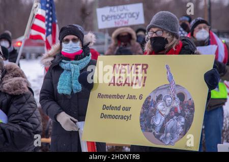 Rochester Hills, Michigan, USA. 6th Januar 2022. Eine Kundgebung und Mahnwache erinnert und protestiert an den gewalttätigen Angriff auf das US-Kapitol ein Jahr zuvor und lehnt Stimmbeschränkungen und Bemühungen ab, freie und faire Wahlen zu sabotieren. Ähnliche Mahnwachen wurden im ganzen Land abgehalten. Kredit: Jim West/Alamy Live Nachrichten Stockfoto