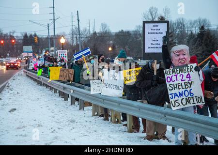 Rochester Hills, Michigan, USA. 6th Januar 2022. Eine Kundgebung und Mahnwache erinnert und protestiert an den gewalttätigen Angriff auf das US-Kapitol ein Jahr zuvor und lehnt Stimmbeschränkungen und Bemühungen ab, freie und faire Wahlen zu sabotieren. Ähnliche Mahnwachen wurden im ganzen Land abgehalten. Kredit: Jim West/Alamy Live Nachrichten Stockfoto