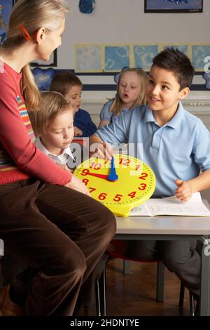 Klasse, Lehrer, Grundschüler, Schulmoderator, Lehrer, Grundschüler, Studenten, Studenten Stockfoto