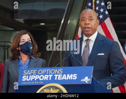 New York, New York, USA. 6th Januar 2022. Der Gouverneur von New York, Hochul, und der neu gewählte Bürgermeister von NYC, Adams, halten ihre erste öffentliche Pressekonferenz in der Fulton Street 141 ab, um über Obdachlosigkeit und neue soziale Arbeitsimplementierungen zu sprechen, um sie zu verhindern, sowie über Polizeieinsätze in den U-Bahnen in NYC und den 5 Bezirken. Sie stellten auch die erste weibliche polizeikommissarin der NYPD, Keechant Sewell, vor. (Bild: © Bianca Otero/ZUMA Press Wire) Stockfoto