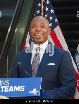 New York, New York, USA. 6th Januar 2022. Der Gouverneur von New York, Hochul, und der neu gewählte Bürgermeister von NYC, Adams, halten ihre erste öffentliche Pressekonferenz in der Fulton Street 141 ab, um über Obdachlosigkeit und neue soziale Arbeitsimplementierungen zu sprechen, um sie zu verhindern, sowie über Polizeieinsätze in den U-Bahnen in NYC und den 5 Bezirken. Sie stellten auch die erste weibliche polizeikommissarin der NYPD, Keechant Sewell, vor. (Bild: © Bianca Otero/ZUMA Press Wire) Stockfoto