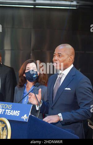 New York, New York, USA. 6th Januar 2022. Der Gouverneur von New York, Hochul, und der neu gewählte Bürgermeister von NYC, Adams, halten ihre erste öffentliche Pressekonferenz in der Fulton Street 141 ab, um über Obdachlosigkeit und neue soziale Arbeitsimplementierungen zu sprechen, um sie zu verhindern, sowie über Polizeieinsätze in den U-Bahnen in NYC und den 5 Bezirken. Sie stellten auch die erste weibliche polizeikommissarin der NYPD, Keechant Sewell, vor. (Bild: © Bianca Otero/ZUMA Press Wire) Stockfoto