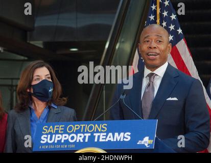 New York, New York, USA. 6th Januar 2022. Der Gouverneur von New York, Hochul, und der neu gewählte Bürgermeister von NYC, Adams, halten ihre erste öffentliche Pressekonferenz in der Fulton Street 141 ab, um über Obdachlosigkeit und neue soziale Arbeitsimplementierungen zu sprechen, um sie zu verhindern, sowie über Polizeieinsätze in den U-Bahnen in NYC und den 5 Bezirken. Sie stellten auch die erste weibliche polizeikommissarin der NYPD, Keechant Sewell, vor. (Bild: © Bianca Otero/ZUMA Press Wire) Stockfoto