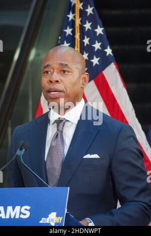 New York, New York, USA. 6th Januar 2022. Der Gouverneur von New York, Hochul, und der neu gewählte Bürgermeister von NYC, Adams, halten ihre erste öffentliche Pressekonferenz in der Fulton Street 141 ab, um über Obdachlosigkeit und neue soziale Arbeitsimplementierungen zu sprechen, um sie zu verhindern, sowie über Polizeieinsätze in den U-Bahnen in NYC und den 5 Bezirken. Sie stellten auch die erste weibliche polizeikommissarin der NYPD, Keechant Sewell, vor. (Bild: © Bianca Otero/ZUMA Press Wire) Stockfoto