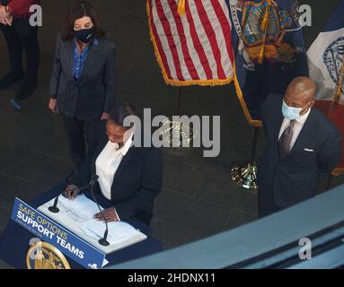New York, New York, USA. 6th Januar 2022. Der Gouverneur von New York, Hochul, und der neu gewählte Bürgermeister von NYC, Adams, halten ihre erste öffentliche Pressekonferenz in der Fulton Street 141 ab, um über Obdachlosigkeit und neue soziale Arbeitsimplementierungen zu sprechen, um sie zu verhindern, sowie über Polizeieinsätze in den U-Bahnen in NYC und den 5 Bezirken. Sie stellten auch die erste weibliche polizeikommissarin der NYPD, Keechant Sewell, vor. (Bild: © Bianca Otero/ZUMA Press Wire) Stockfoto