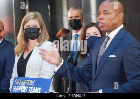 New York, New York, USA. 6th Januar 2022. Der Gouverneur von New York, Hochul, und der neu gewählte Bürgermeister von NYC, Adams, halten ihre erste öffentliche Pressekonferenz in der Fulton Street 141 ab, um über Obdachlosigkeit und neue soziale Arbeitsimplementierungen zu sprechen, um sie zu verhindern, sowie über Polizeieinsätze in den U-Bahnen in NYC und den 5 Bezirken. Sie stellten auch die erste weibliche polizeikommissarin der NYPD, Keechant Sewell, vor. (Bild: © Bianca Otero/ZUMA Press Wire) Stockfoto