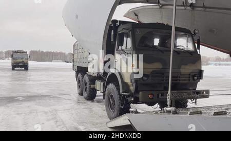 (220107) -- MOSKAU, 7. Januar 2022 (Xinhua) -- Screenshot vom 6. Januar 2022 zeigt einen Lastwagen, der auf dem Flugplatz Tschkalowski am Stadtrand von Moskau, Russland, in ein Militärtransportflugzeug einfährt. Die russischen Luftfahrtinstruppen liefern ein Kontingent nach Kasachstan als Teil einer Friedensmission, die von der Organisation des kollektiven Sicherheitsvertrags (CSTO) organisiert wird, sagte der Militärblock am Donnerstag. (Das russische Verteidigungsministerium/Handout über Xinhua) Stockfoto