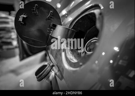 Öffnen Sie den Deckel und entfernen Sie den Gasdeckel eines Fahrzeugs, das zum Antanken bereit ist. Stockfoto