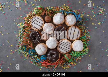 Streamer, Konfetti, Karneval Krapfen, Streamer, Konfettis Stockfoto