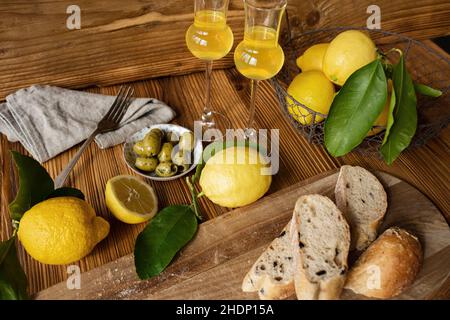 Likör, Zitrone, Limoncello, Likören, Zitronen, Limoncelli Stockfoto