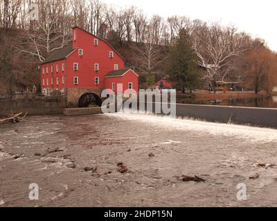 Die historische Red Mill in Clinton, New Jersey, wurde ursprünglich 1810 im Hunterdon County gegründet. Es bleibt ein touristischer Ort und ein pulsierender sozialer Knotenpunkt. Stockfoto