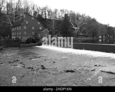 Die historische Red Mill in Clinton, New Jersey, wurde ursprünglich 1810 im Hunterdon County gegründet. Es bleibt ein touristischer Ort und ein pulsierender sozialer Knotenpunkt. Stockfoto