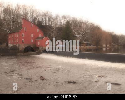 Die historische Red Mill in Clinton, New Jersey, wurde ursprünglich 1810 im Hunterdon County gegründet. Es bleibt ein touristischer Ort und ein pulsierender sozialer Knotenpunkt. Stockfoto