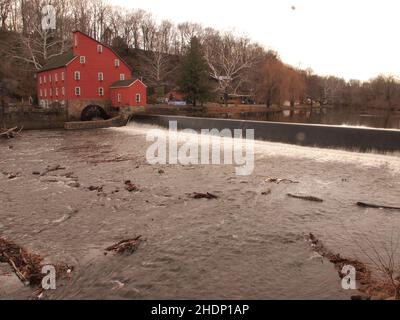 Die historische Red Mill in Clinton, New Jersey, wurde ursprünglich 1810 im Hunterdon County gegründet. Es bleibt ein touristischer Ort und ein pulsierender sozialer Knotenpunkt. Stockfoto