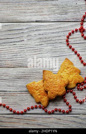 Weihnachtsbacken. Ingwerteig für Lebkuchen, Lebkuchenmänner, Sterne, Weihnachtsbäume, Nudelholz, Mehl. Auf der Wohnküche weißer Marmortisch Stockfoto