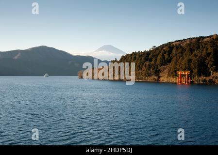 Mount Fuji und ein Millionen-Torii-Tor vom Lake Hakone in Japan aus gesehen Stockfoto