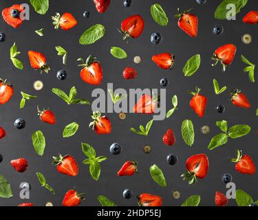 Erdbeeren, Blaubeeren, Minzblüten, Erdbeeren, Blaubeeren, Münzstätten Stockfoto