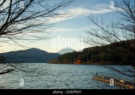 Das Torii-Tor des Fuji- und Hakone-Schreins vom südlichen Ende des Hakone-Sees aus gesehen. Stockfoto