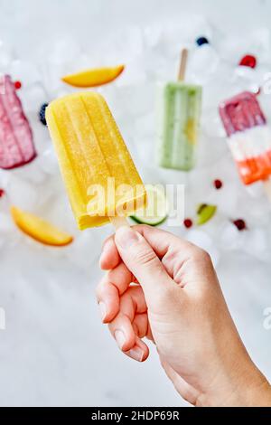 Eis, Dessert, Sorbet, aromatisiertes Eis, Eis, Eiscreme, Eiscreme, Desserts, Sorbets, aromatisierte Eiswürze Stockfoto