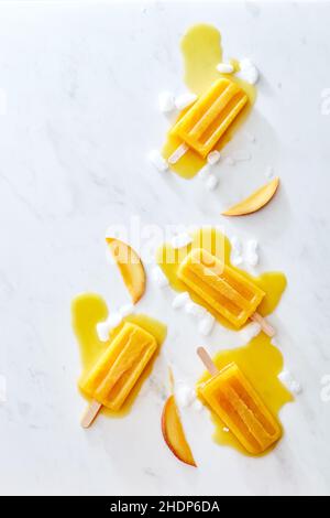 Eis, Wassereis, Eis, Eis, Eis, Wasserwürze, Eiszapfen, aromatisierte Eiswürze Stockfoto