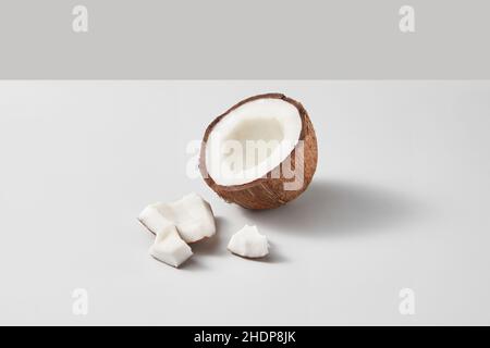 Tropische Früchte, Kokosnuss, Kokosnuss, tropische Früchte, Kokosnüsse, Kokosnussspuren Stockfoto