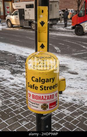 Calgary, ab, Kanada - 13. Dezember 2021: Sicherer Nadelentsorgungsbehälter auf der Stadtstraße. Stockfoto