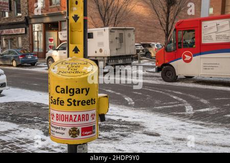 Calgary, ab, Kanada - 13. Dezember 2021: Sicherer Nadelentsorgungsbehälter auf der Stadtstraße. Stockfoto