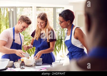 Teig, Mischen, Kochkurs, Teilnehmer, Teige, mitglied, organisierte Gruppe, Teilnehmer Stockfoto