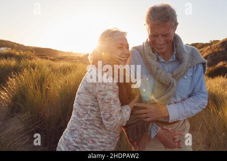 Hinterleuchtung, Dünen, älteres Paar, hinterleuchtet, Düne, Ältere Paare Stockfoto