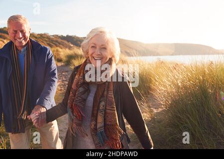 Glücklich, Hände halten, kleben, älteres Paar, happies, Ältere Paare Stockfoto