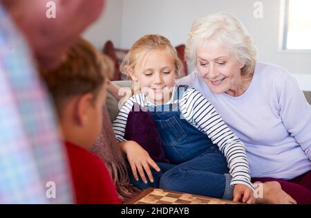 Home, Brettspiel, Großeltern, Enkel, Häuser, Brettspiele, Großeltern, Großkinder Stockfoto