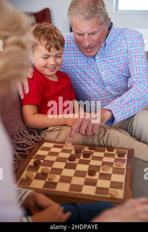 Spielen, Pflege, Großeltern, Enkel, spielen, Kümmert sich, Großeltern, Enkelkinder Stockfoto