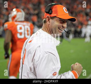 Clemson-Cheftrainer Dabo Swinney feiert am Samstag, den 26. November 2016, den fünften Touchdown der Tigers gegen South Carolina im zweiten Quartal in Clemson, S.C.. (Travis Bell/NEBENLINIE CAROLINA) Stockfoto