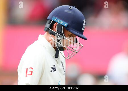 Sydney, Australien. 07th Januar 2022. Joe Root (Captain) aus England verlässt das Feld mit dem australischen Scott Boland während des „The Ashes 4th Test“-Spiels zwischen Australien und England am Sydney Cricket Ground, Sydney, Australien, am 7. Januar 2022. Foto von Peter Dovgan. Nur zur redaktionellen Verwendung, Lizenz für kommerzielle Nutzung erforderlich. Keine Verwendung bei Wetten, Spielen oder Veröffentlichungen einzelner Clubs/Vereine/Spieler. Kredit: UK Sports Pics Ltd/Alamy Live Nachrichten Stockfoto