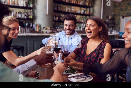 Alkohol, Restaurant, Freunde, Toast, Alkohole, Restaurants, Freund, Toast Stockfoto
