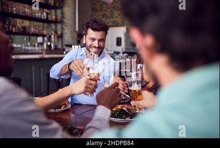 Alkohol, Restaurant, Freunde, Toast, Alkohole, Restaurants, Freund, Toast Stockfoto