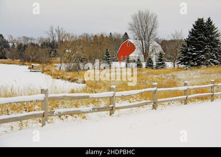 Haus und rote Scheune am Moody Lake im Winter im ländlichen Chisago City, Minnesota USA. - 4. Dezember 2011 Stockfoto