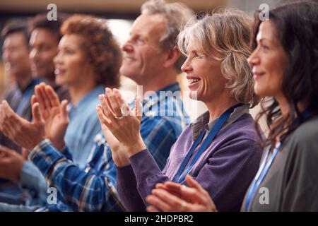 Zuhören, Vortrag, applaudieren, Zuhören, Vorträge Stockfoto
