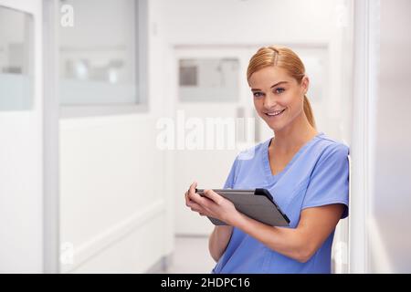 Lächelnd, Tablet-pc, Krankenschwester im Operationssaal, lächelnd, ipad, Tablet-pc Stockfoto