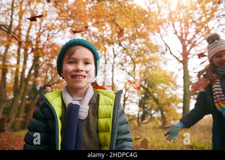 Glücklich, Herbst, Kindheit, Geschwister, gehen, Happies, Fall, Kindheiten, Kinder, Kind, Kinder, Spaziergänge Stockfoto
