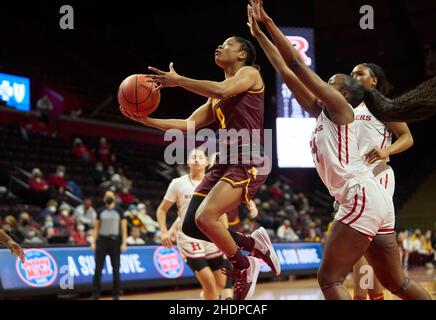 Piscataway, New Jersey, USA. 6th Januar 2022. Die Minnesota Golden Gophers-Wache Jasmine Powell (4) fährt während des Spiels zwischen den Minnesota Gophers und den Rutgers Scarlet Knights in der Jersey MikeÕs Arena in Piscataway, New Jersey, am Donnerstag, den 6 2022. Januar, durch Rutgers-Verteidiger. Minnesota besiegte Rutgers 62-49. Duncan Williams/CSM/Alamy Live News Stockfoto