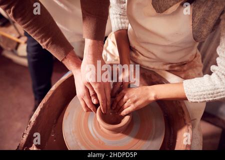 Töpferei, Werkstatt, Unterricht, Töpfereiweiß, Töpfereien, Werkstätten, Töpferscheibe, Töpferwäer Stockfoto